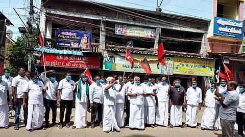 திருப்புவனத்தில் டெண்டர் விடாமல் ரூ.2 கோடிக்கு பணிகள் நடந்ததைக் கண்டித்து எதிர்க்கட்சிகள் போராட்டம்