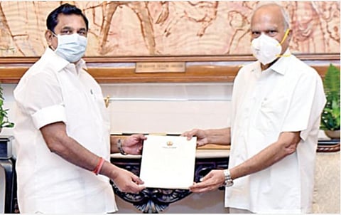 தமிழகத்தில் பல்வேறு துறைகள் மூலம் மேற்கொள்ளப்பட்டு வரும் கரோனா வைரஸ் தடுப்பு நடவடிக்கைகள் குறித்து முதல்வர் பழனிசாமி, ஆளுநர் பன்வாரிலால் புரோஹித்தை நேற்று நேரில் சந்தித்து விளக்கினார்.