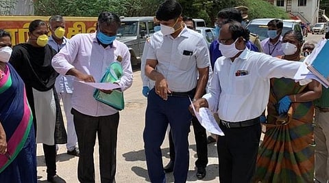 தூத்துக்குடி மாவட்டம் தென்திருப்பேரை பகுதியில் 32 பேருக்கு கரோனா தொற்று உறுதி செய்யப்பட்டதை தொடர்ந்து, அந்த பகுதியில் மாவட்ட ஆட்சியர் சந்தீப் நந்தூரி நேரில் ஆய்வு செய்தார்.