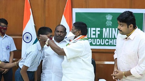 புதுச்சேரி சட்டப்பேரவை வளாகத்தில் மாற்றுத்திறனாளி குழந்தைக்கு புதிய வகை முகக்கவசத்தை அணிவிக்கிறார் முதல்வர் நாராயணசாமி. அருகே அமைச்சர் கந்தசாமி, முகக்கவசத்தை உருவாக்கிய மருத்துவர் முகமது ஹக்கீம்