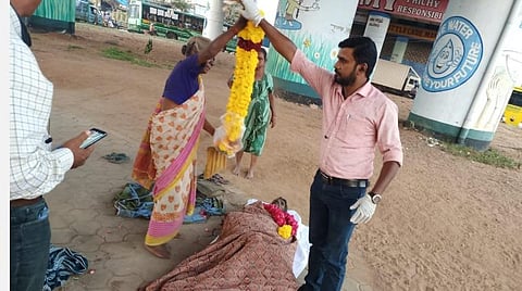 கரோனா காலத்திலும் துளியும் குறையாத கருணை: ஆதரவற்றோரை நல்லடக்கம் செய்யும் ஷாம்