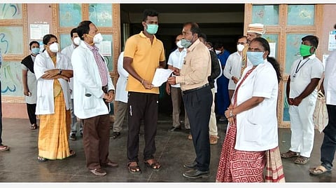 சிவகங்கை அரசு மருத்துவமனையில் குணமடைந்தவர்களை வழியனுப்பி வைத்த மாவட்ட ஆட்சியர் ஜெயகாந்தன். அருகில் மருத்துவக் கல்லூரி டீன் ரத்தினவேல்.