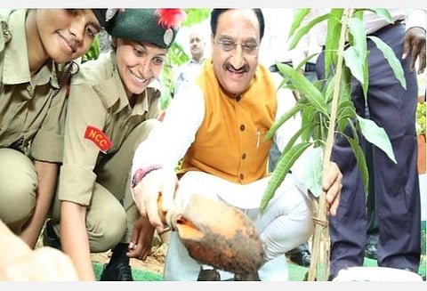 சுற்றுச்சூழல் தினம்: ஒரு மாணவர் ஒரு மரம் திட்டத்தில் சேர மத்திய அமைச்சர் பொக்ரியால் அழைப்பு