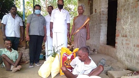 மனவளர்ச்சி குன்றிய மகன், தம்பியுடன் அவதிப்படும் மூதாட்டிக்கு நிவாரணப் பொருட்கள்: அமமுக உதவி