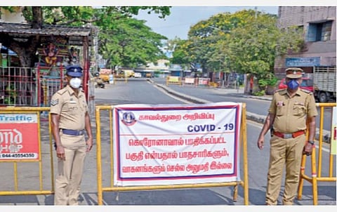 சென்னையில் வேகமாக பரவும் கரோனாவை கட்டுப்படுத்த அரசு தீவிரம்: 4,404 தெருக்கள் வைரஸ் தொற்றால் பாதிப்பு- உயிரிழப்புகள் அதிகரித்து வருவதால் மக்கள் அச்சம்
