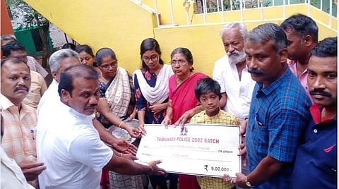 உயிரிழந்த காவலர் குடும்பத்துக்கு ரூ.9 லட்சம் வழங்கிய காவலர்கள்: மதுரையில் நெகிழ்ச்சி சம்பவம்