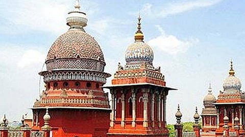 ஆபாச இணையதளம் குறுக்கீடால் கவனச்சிதறல்; ஆன்லைன் வகுப்புகளுக்கு தடை கோரி நீதிமன்றத்தில் மனு