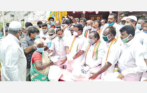 ஊரடங்கால் பாதிக்கப்பட்ட மக்களுக்கு ராணிப்பேட்டை மாவட்டம் வாலாஜாவில் நடைபெற்ற நிகழ்ச்சியில் நிவாரண தொகுப்புகளை வழங்குகிறார் தமிழ்நாடு காங்கிரஸ் கட்சி தலைவர் கே.எஸ்.அழகிரி. உடன், நாடாளுமன்ற உறுப்பினர் எச்.வசந்தகுமார், மாவட்டத் தலைவர் பஞ்சாட்சரம், சட்டப்பேரவை முன்னாள் உறுப்பினர் அசேன் உள்ளிட்டோர்.