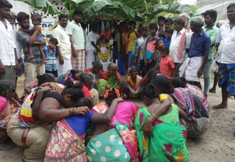 ஜெ.அன்பழகனின் சொந்த கிராமத்தில் உள்ள வீட்டின் முன் அவரின் உருவப்படத்தை வைத்து கிராம மக்கள் ஒப்பாரி வைத்து அஞ்சலி செலுத்தினர்.