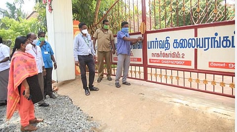 நாகர்கோவில் இருளப்பபுரத்தில் சமூக இடைவெளியின்றி அதிகமானோர் திருமண நிகழ்ச்சியில் கூடியதாக திருமண மண்டபத்திற்கு கோட்டாட்சியர் மயில் தலைமையில் அதிகாரிகள் சீல் வைத்தனர்.