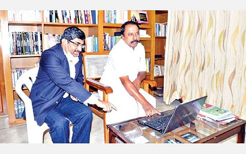 கோபி குள்ளம்பாளையத்தில் உள்ள தனது முகாம் அலுவலகத்தில் பட்டயக் கணக்காளர் தேர்வுக்கான ஆன்லைன் வகுப்புகளை அமைச்சர் செங்கோட்டையன் தொடங்கிவைத்தார். உடன், தென்னிந்திய பட்டய கணக்காளர் சங்க துணைத்தலைவர் கே.ஜலபதி.