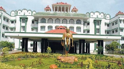 கூட்டுறவு நூற்பாலை பொறியாளர் பணிக்கு பட்டயதாரர்களையும் தேர்வு செய்ய வழக்கு: கைத்தறி துறை இயக்குனர் பதிலளிக்க உத்தரவு