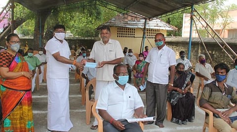 கோவை பெரியநாயக்கன்பாளையம் சார் பதிவாளர் அலுவலகத்தில் பொதுமக்களுக்கு முகக்கவசம், கபசுர குடிநீர் வழங்கிய சார் பதிவாளர் அலுவலர்கள்.