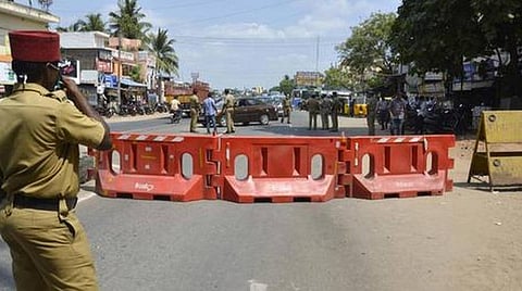போலி இ-பாஸ் தயாரித்த இணையதள மையத்துக்கு ‘சீல்’ துணை ஆட்சியர், நகராட்சி ஆணையர் நடவடிக்கை