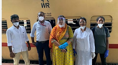 மும்பை தமிழர்களை ரயில் ஏற்றிவிட்ட தன்னார்வ அமைப்புகளைச் சேர்ந்தவர்கள்.
