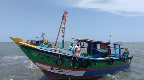 மல்லிப்பட்டினம் துறைமுகத்திலிருந்து கடலுக்கு மீன்பிடிக்கச் சென்ற விசைப்படகுகள்.