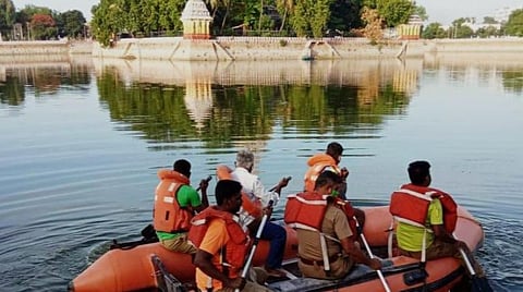 மதுரை தெப்பக்குளம் மைய மண்டபம் நோக்கி குரைத்த நாய்கள்; அபயக் குரலை அலட்சியம் செய்யாமல் குளத்தில் சோதனையிட்ட தீயணைப்பு வீரர்கள்- மக்கள் பாராட்டு