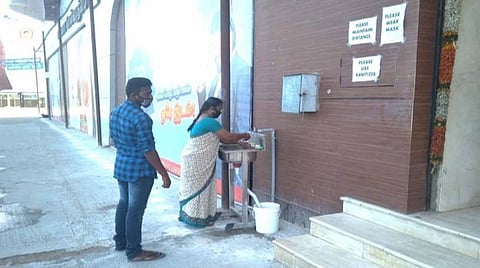 மதுரை மாநகராட்சிப்பகுதியில் உள்ள தனியார் கட்டிடத்தில் ஏற்படுத்தப்பட்டுள்ள கை கழுவும் வசதி.