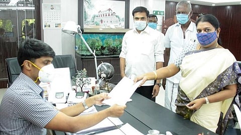கலைக்கப்பட்ட கூட்டுறவு சங்கங்களுக்கு சொந்தமான வீட்டுமனைகளை விற்றதில் பல கோடி ரூபாய் முறைகேடு: தூத்துக்குடி எம்எல்ஏ பரபரப்பு புகார்