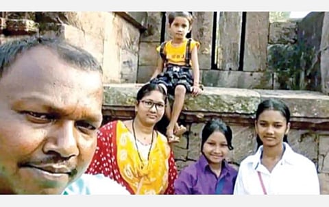 மனைவி மற்றும் 3 மகள்களுடன் நந்து ராம் சோரன்.