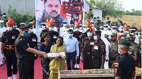 ராணுவ வீரர் பழனியின் உடல் சொந்த கிராமத்தில் 21 குண்டுகள் முழங்க ராணுவ மரியாதையுடன் நல்லடக்கம்