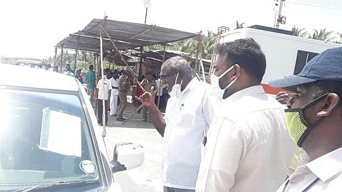 முகக்கவசம் முகத்திற்கா இல்லை நாடிக்கா?- விழிப்புணர்வு இல்லாமல் பணிபுரியும் மதுரை சோதனைச்சாவடி அதிகாரிகள்
