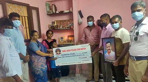 உடல்நலக்குறைவால் உயிரிழந்த காவலர் செந்தில்குமார் குடும்பத்தாரிடம் ரூ.15 லட்சத்துக்கான காசோலையை வழங்கும் பேட்ச் மெட் காவலர்கள்.