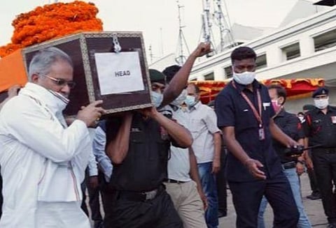 வீர மரணம் அடைந்த வீரர் கணேஷ் ராமின் உடலை விமானநிலையத்தில் சுமந்த சத்தீஸ்கர் முதல்வர் பூபேஷ் பாகல்