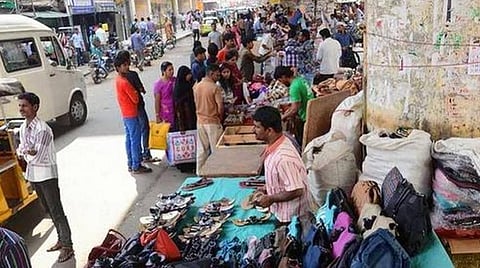 தெருவோர வியாபாரிகளுக்கு சிறப்பு நுண்கடன் வசதி: ஏஜென்சியாக சிறுதொழில் வளர்ச்சி வங்கி நியமனம்