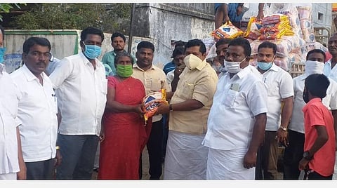 அரிசி விநியோகிக்கும் இன்பதுரை