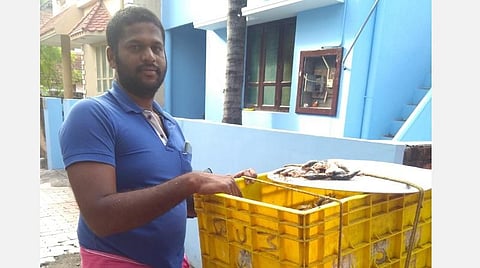 கரோனா காட்டிய மாற்றுத்தொழில்: மீன் வியாபாரம் செய்யும் ஆட்டோ ஓட்டுநர்