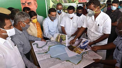கோவை குறிச்சி குளத்தில் சீரமைப்புப் பணிகளைத் தொடங்கிவைத்து, திட்ட வரைபடத்தைப் பார்வையிட்ட அமைச்சர் எஸ்.பி.வேலுமணி. அருகில், மாநகராட்சி ஆணையர் ஷ்ரவன் குமார் ஜடாவத் உள்ளிட்டோர். | படம்: ஜெ.மனோகரன்