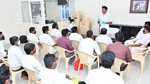 திருச்சி தெற்கு மாவட்ட திமுக ஐ.டி.பிரிவு நிர்வாகிகள் ஆலோசனைக் கூட்டத்தில் பேசுகிறார் தெற்கு மாவட்டச் செயலாளரும், எம்எல்ஏவுமான அன்பில் மகேஷ் பொய்யாமொழி.