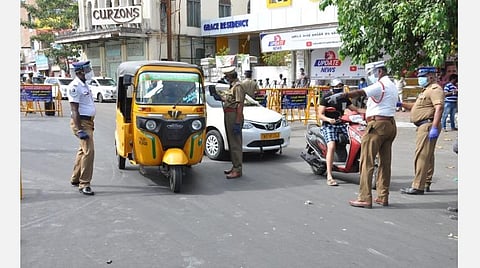 சென்னை உள்ளிட்ட 4 மாவட்டங்களில் இன்று கடும் ஊரடங்கு: அத்தியாவசியப் பணியிருந்தாலும் வெளியில் வர அனுமதி இல்லை