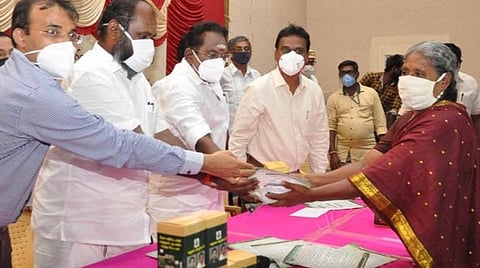 கரோனாவைத் தடுக்க மதுரை மாநகராட்சி புது முயற்சி: குடிசைப்பகுதி மக்களுக்கு மருந்துப் பெட்டகம் இலவசம்; மற்றவர்களுக்கு ரூ.100 விலை நிர்ணயம்