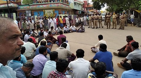 கோவில்பட்டி சிறையில் தந்தை, மகன் திடீர் பலி: போலீஸ் தாக்கியதாகக் கூறி உறவினர்கள், வியாபாரிகள் மறியல்