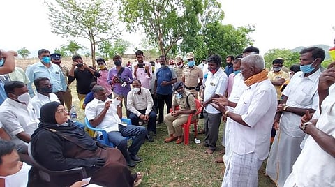 நெக்கனாமலைக்கு வாகனங்கள் மூலம் சென்ற அமைச்சர்கள் வீரமணி, நிலோபர்கபீல், மாவட்ட ஆட்சியர் சிவன் அருள், எஸ்.பி. விஜயகுமார் ஆகியோர் அங்குள்ள மக்களின் குறைகளை கேட்டறிந்தனர்.