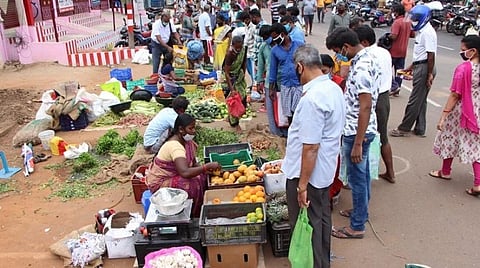 மதுரையில் ஊரடங்கால் உயர்ந்த ‘காய்கறி’ விலை: ஒரு கிலோ தக்காளி ரூ.70-க்கு விற்பனை