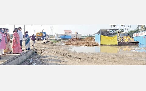 திருமழிசை காய்கறி சந்தையில் சாலைகளை சீரமைக்கும் பணிகளை பார்வையிடுகிறார் ஆட்சியர் மகேஸ்வரி. உடன் மாவட்ட ஊரக வளர்ச்சி முகமை திட்ட இயக்குநர் லோகநாயகி, சந்தையின் தலைமை நிர்வாக அதிகாரி கோவிந்தராஜ் .