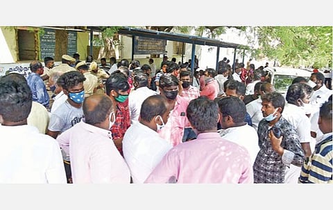திருநெல்வேலி அரசு மருத்துவக் கல்லூரி மருத்துவமனை வளாகத்தில் திரண்டிருந்த ஜெயராஜின் உறவினர்கள். படம் மு. லெட்சுமி அருண்