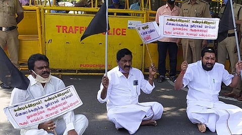 தர்ணாவில் ஈடுபட்ட அதிமுக எம்எல்ஏக்கள்.