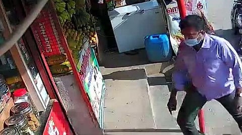 எலக்ட்ரானிக் எடை இயந்திரத்தை தூக்கி வீசும் தலைமைக் காவலர் ரகுராமன்.