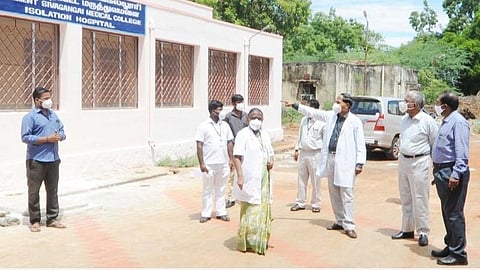சிவகங்கை அரசு மருத்துவமனையை கரோனா தடுப்பு சிறப்பு அதிகாரி மகேசன்காசிராஜன் பார்வையிட்டார். அருகில் மாவட்ட ஆட்சியர் ஜெ.ஜெயகாந்தன்.