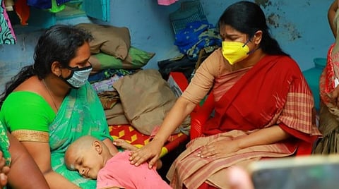 எட்டயபுரத்தில் தற்கொலை செய்துகொண்ட இளைஞர் குடும்பத்துக்கு கனிமொழி எம்.பி.நேரில் ஆறுதல்; திமுக சார்பில் ரூ.1 லட்சம் நிதியுதவி வழங்கினார்