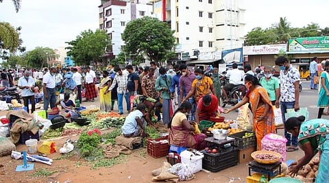 மதுரையில் தற்காலிக காய்கறிச் சந்தைகளால் சுகாதாரச் சீர்கேடு: கழிப்பறை வசதி இல்லாததால் திறந்த வெளியில் வியாபாரிகள் காலைக்கடன் கழிக்கும் அவலம்