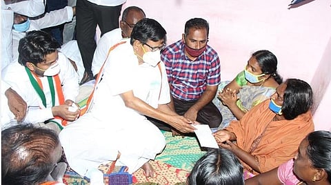 தவறு செய்தவர்களை கைது செய்யக: சாத்தான்குள வியாபாரிகள் குடும்பத்தினரை சந்தித்த பின கே.எஸ்.அழகிரி பேட்டி- கட்சி சார்பில் ரூ.10 லட்சம் நிதியுதவி வழங்கினார்