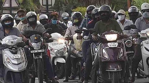 கோவை அவிநாசி சாலை, எல்.ஐ.சி சந்திப்பு அருகே, சிக்னலில் இடைவெளியின்றி தேங்கி நிற்கும் வாகன ஓட்டுநர்கள். படம் : ஜெ.மனோகரன்