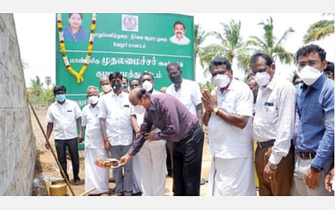 வேலூர் மாவட்டத்தில் குடிமராமத்து திட்டத்தில்கீழ் ஆலத்தூர் ஏரியில் தூர்வாரும் பணியை தொடங்கி வைத்த மாவட்ட ஆட்சியர் சண்முகசுந்தரம்.