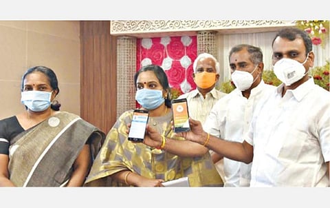 கோவையில் நேற்று பாஜக பூத் கமிட்டிகளை மேலாண்மை செய்வதற்காக உருவாக்கப்பட்டுள்ள புதிய செயலியை அறிமுகம் செய்துவைத்த மாநிலத் தலைவர் எல்.முருகன். அருகில், மாநிலப் பொதுச் செயலர் வானதி சீனிவாசன், தொழில்நுட்பப் பிரிவு செயலர் கவிதா ராஜன் உள்ளிட்டோர். படம்: ஜெ.மனோகரன்