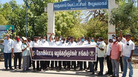 நீதிபதியை அவதூறாக பேசிய காவலர்களை கண்டித்து கோவில்பட்டியில் வழக்கறிஞர்கள் போராட்டத்தில் ஈடுபட்டனர்.